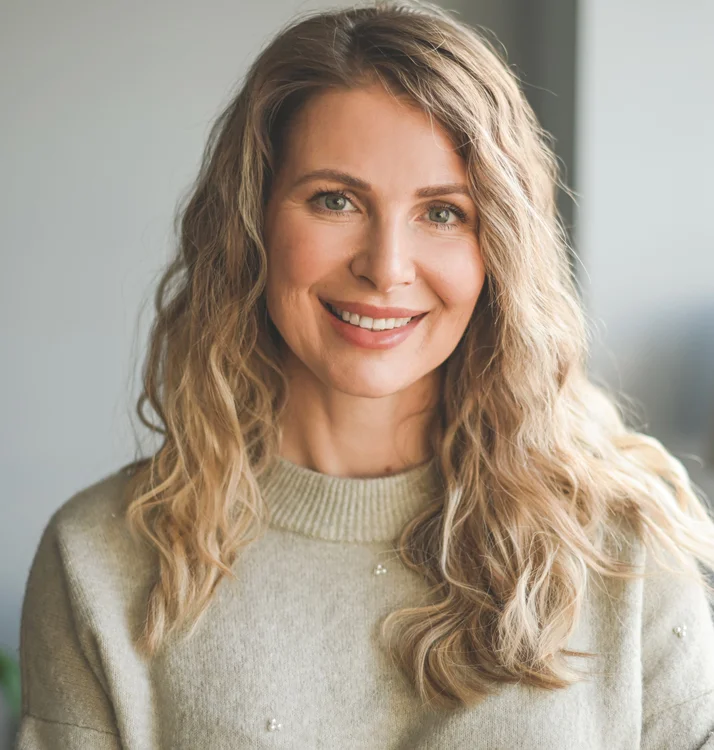woman who loves to get microneedling in phoenix az